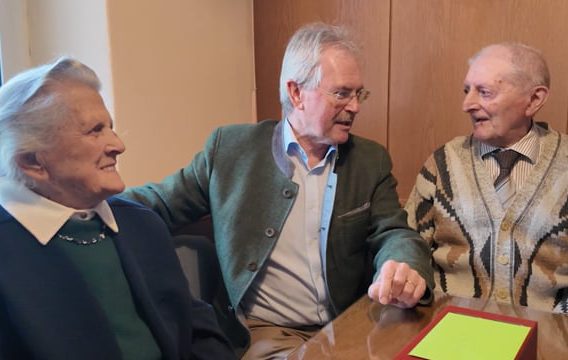 Zwillinge Feierten Gemeinsam Ihren 95. Geburtstag